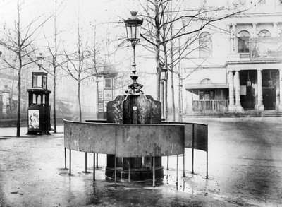 Vespasienne (öffentliche Toilette) auf den Grands Boulevards, Paris, ca. 1900 von French Photographer